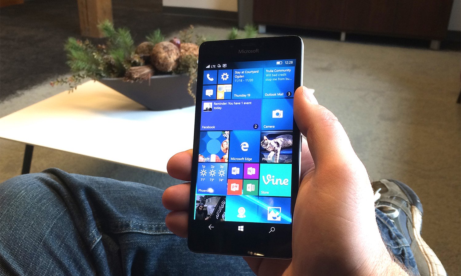 Image 1 : Petit sursis d'un mois pour Windows 10 Mobile qui tirera sa révérence en janvier