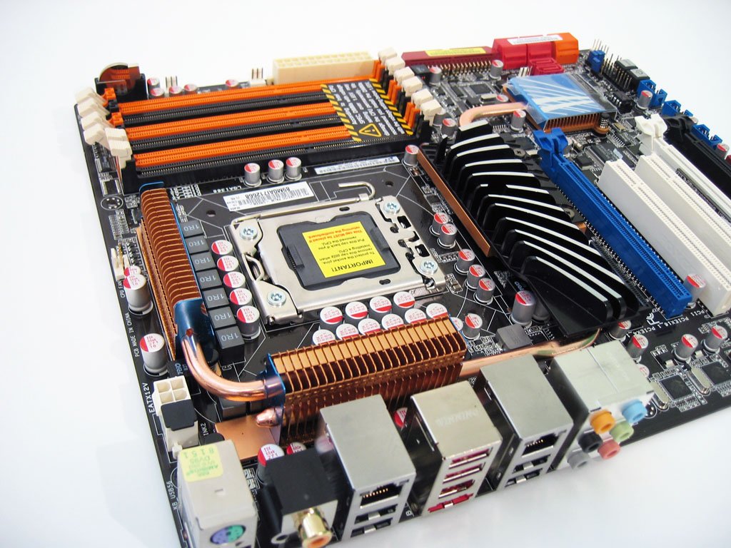 Image à la une de Core i7 : 4 cartes mères pleines d'avenir