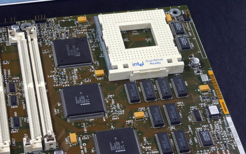 Image 3 : 16 ans de cartes mères Intel