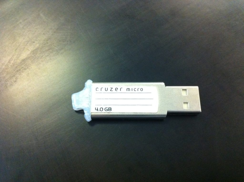 Image 3 : Torture d'une clé USB incassable de chez LaCie