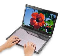 Image 1 : Un netbook équipé d'un clavier solaire
