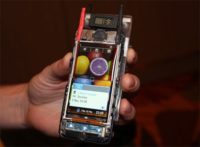 Image 1 : Un écran de smartphone qui charge la batterie