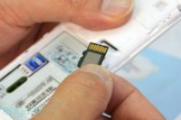 Image 1 : Une microSD pour amener la compatibilité NFC
