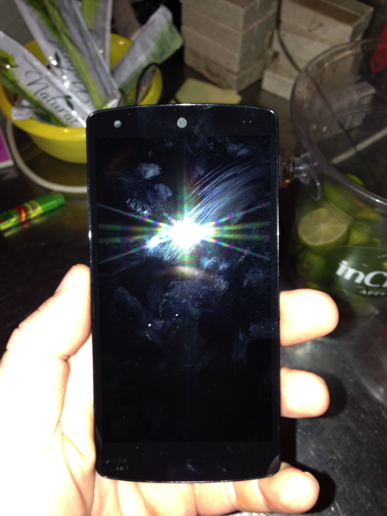 Image 1 : Un Nexus 5 oublié dans un bar