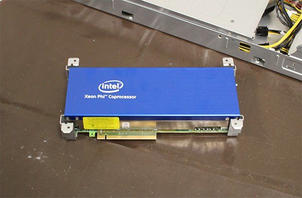 Image 1 : Intel prépare un Xeon Phi 7120A