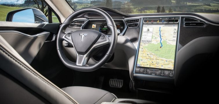 Image 1 : Ils ont gagné 10 000 $ en hackant une voiture Tesla