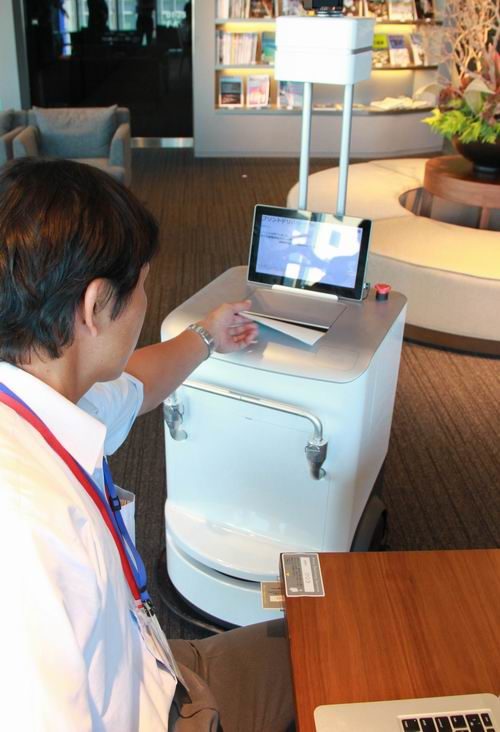 Image 1 : Fuji Xerox teste l'imprimante-robot qui livre au bureau