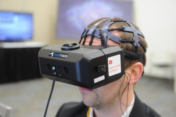 Image 1 : Un casque de réalité virtuelle qui fait aussi électroencéphalogramme