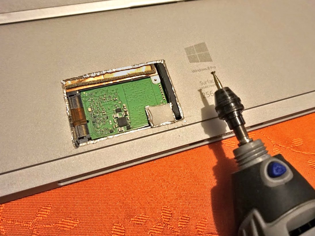 Image à la une de Sobre, il découpe sa Surface Pro 3 pour en changer le SSD