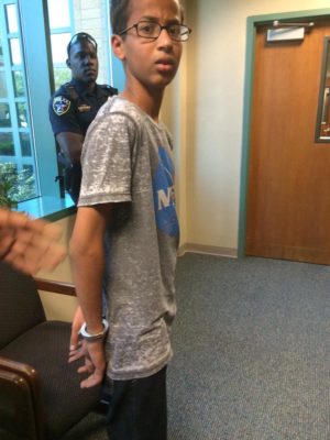 Image 1 : Un garçon de 14 ans traité comme un terroriste parce qu'il a fabriqué une horloge