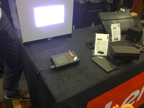 Image 1 : Lenovo montre ses souris "transformer" et son mini vidéoprojecteur à empiler