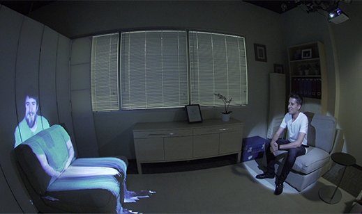 Image 1 : Room2Room projette la personne assise sur le fauteuil d'en face