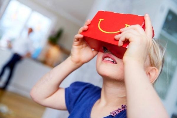 Image 1 : Un casque de réalité virtuelle en carton chez MacDonald's, parfum friture