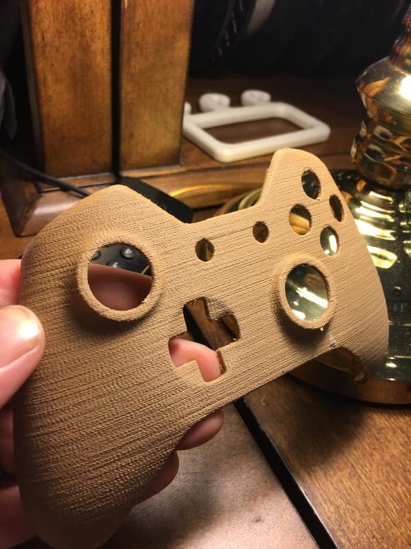 Image 2 : Une manette Xbox One en bois imprimée en 3D