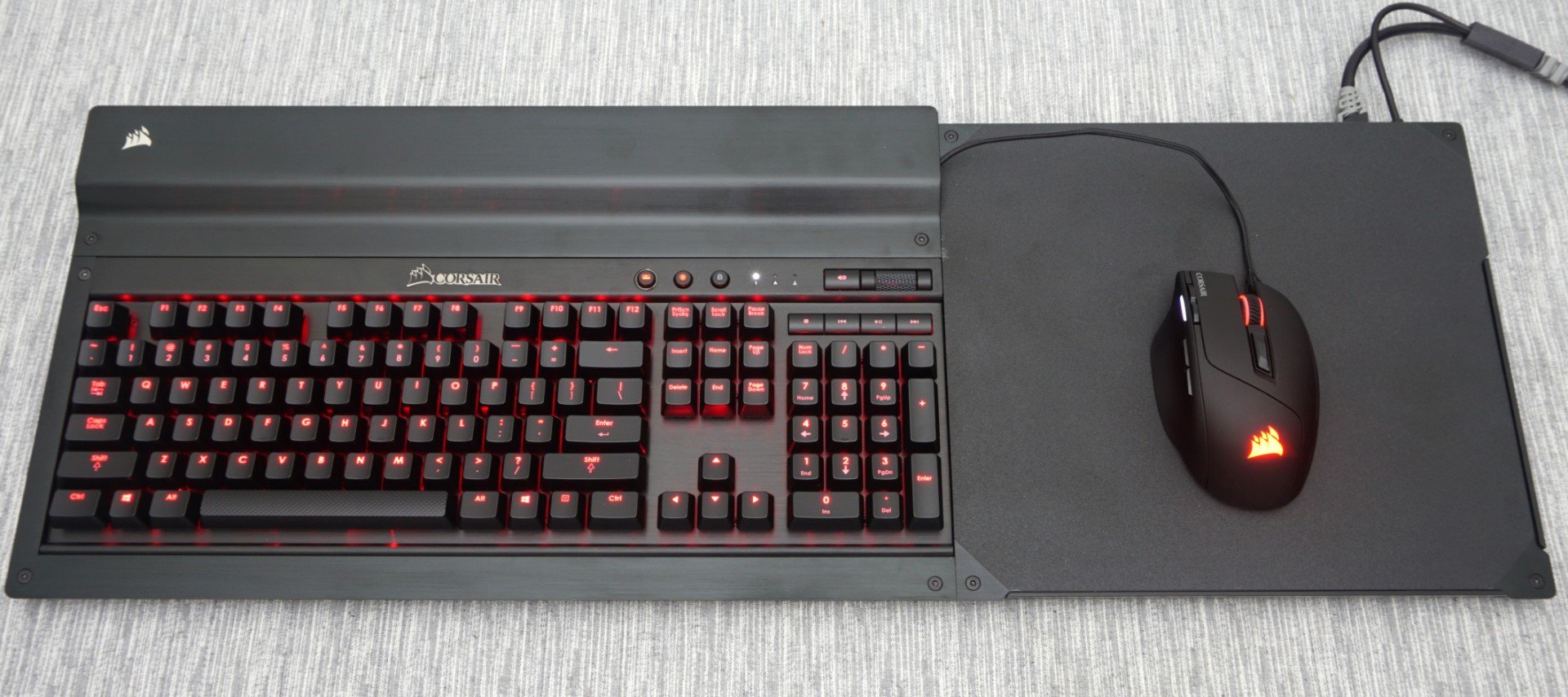 Image à la une de Corsair Lapdog : support clavier souris pour jouer sur son canapé