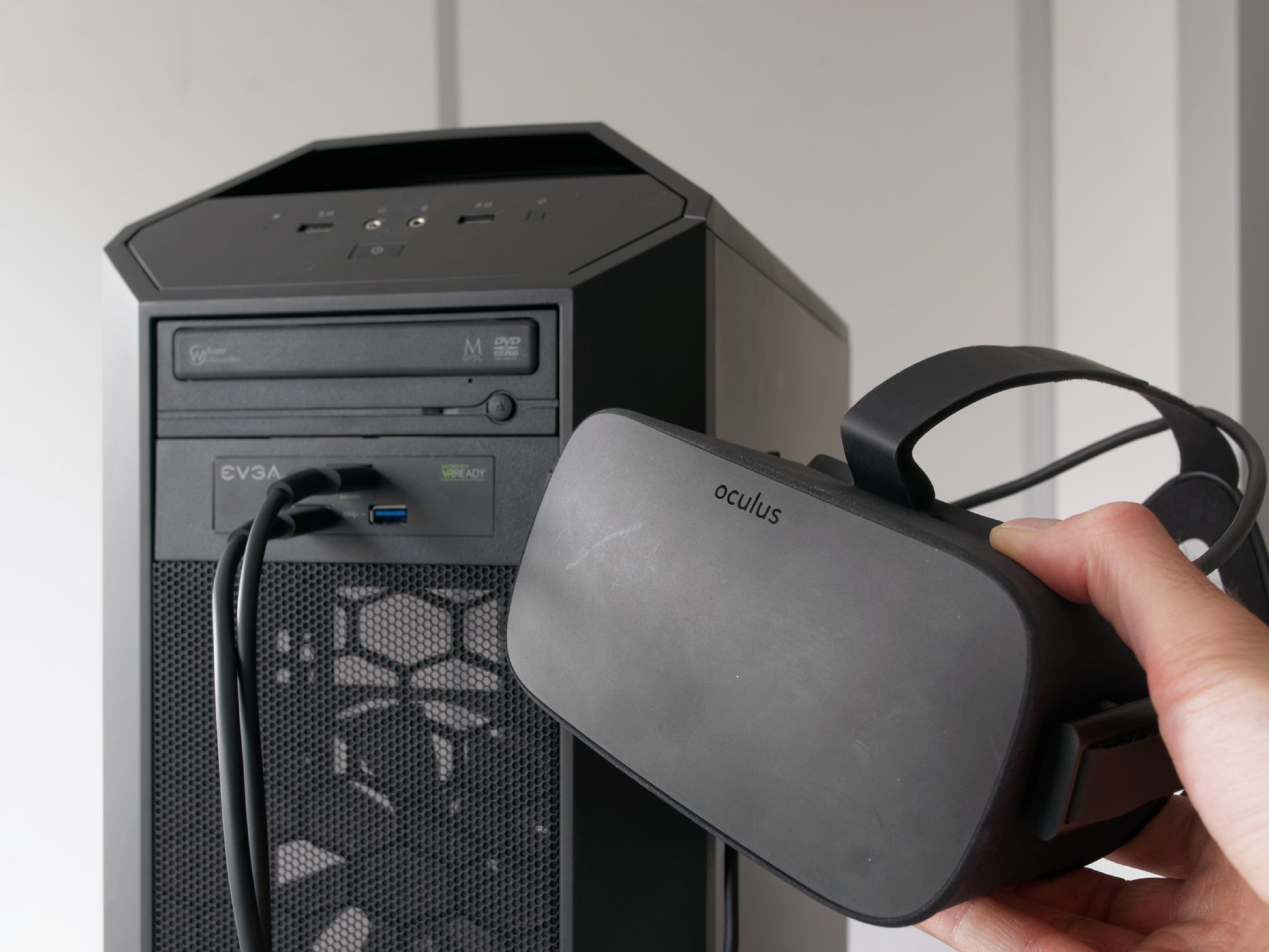 Image à la une de GrosBill VR READY GTX 980ti : test d'un PC taillé pour la VR, avec Oculus Rift