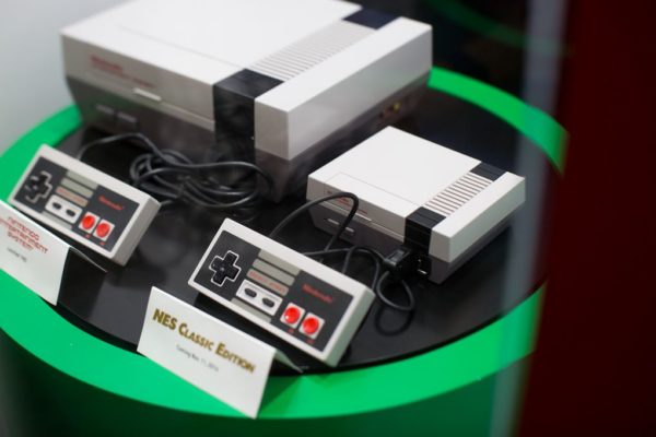 Image 1 : Nintendo Classic Edition : plus petite que sa manette, face à face avec la NES