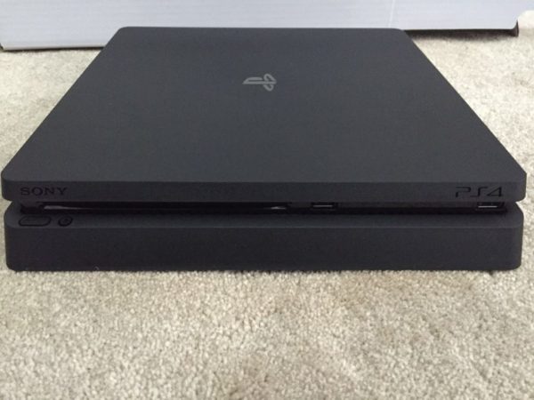 Image 1 : La nouvelle PS4 Slim apparaît en photos volées sur le Web