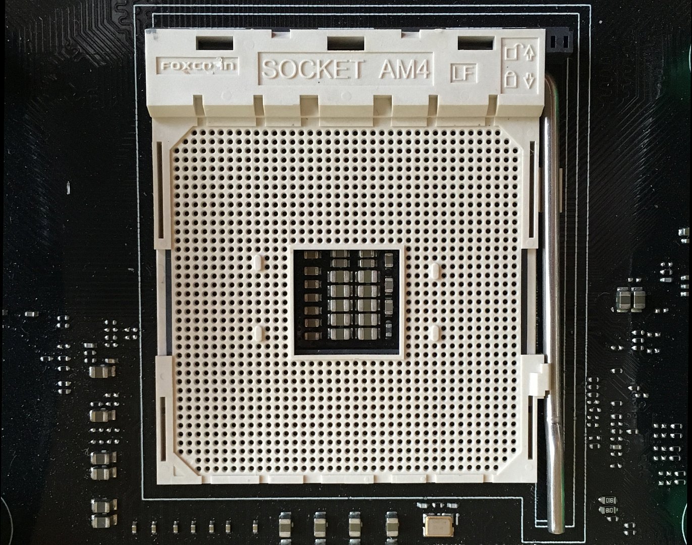Image à la une de Premières photos du socket AM4 et son CPU, 1331 broches dans toute leur splendeur