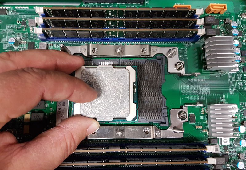 Image à la une de Vidéo : premier aperçu de l'énorme socket LGA 3647 des futurs Skylake EP d'Intel