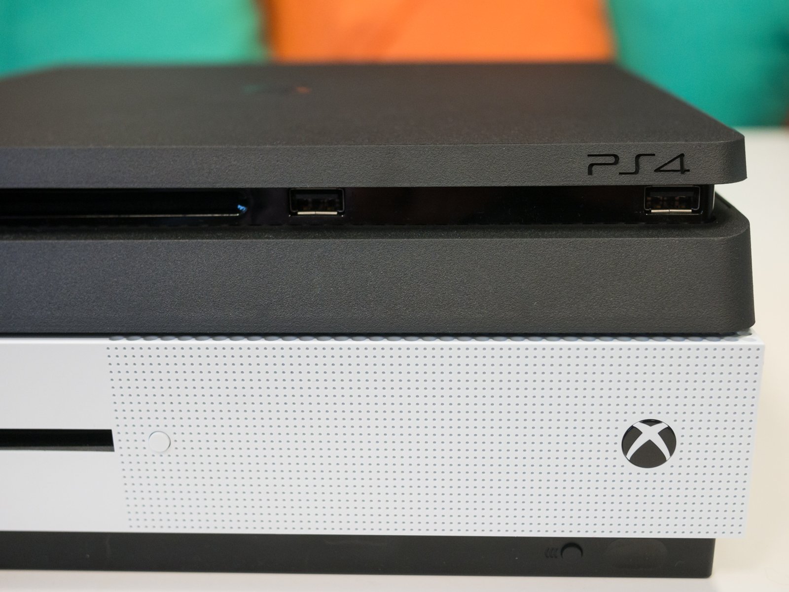 Image à la une de Face à face : PlayStation 4 Slim contre Xbox One S et PS4