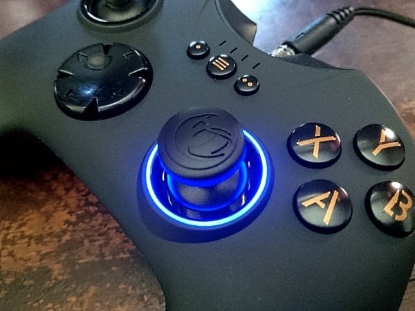 Image à la une de Test : Nacon GC400 ES, une manette taillée pour l'eSport