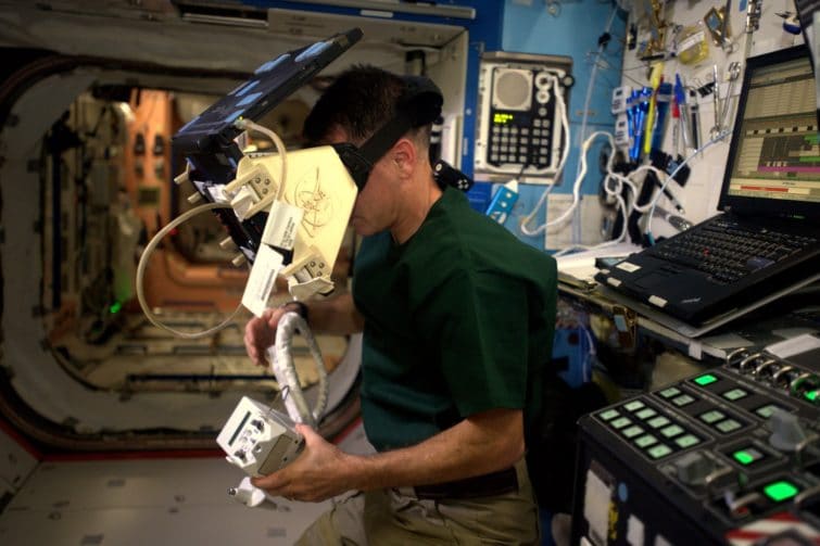 Image 1 : Le casque VR de la NASA : un portable ThinkPad sur la tête de l'astronaute !