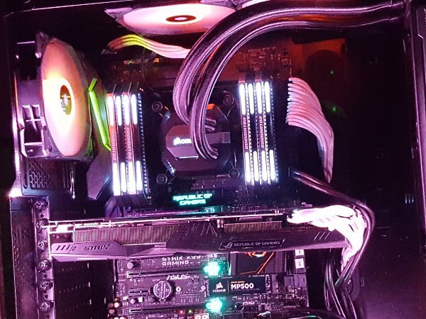 Image à la une de Test : du RGB Corsair et Asus dans notre PC de Noël à 100 LED