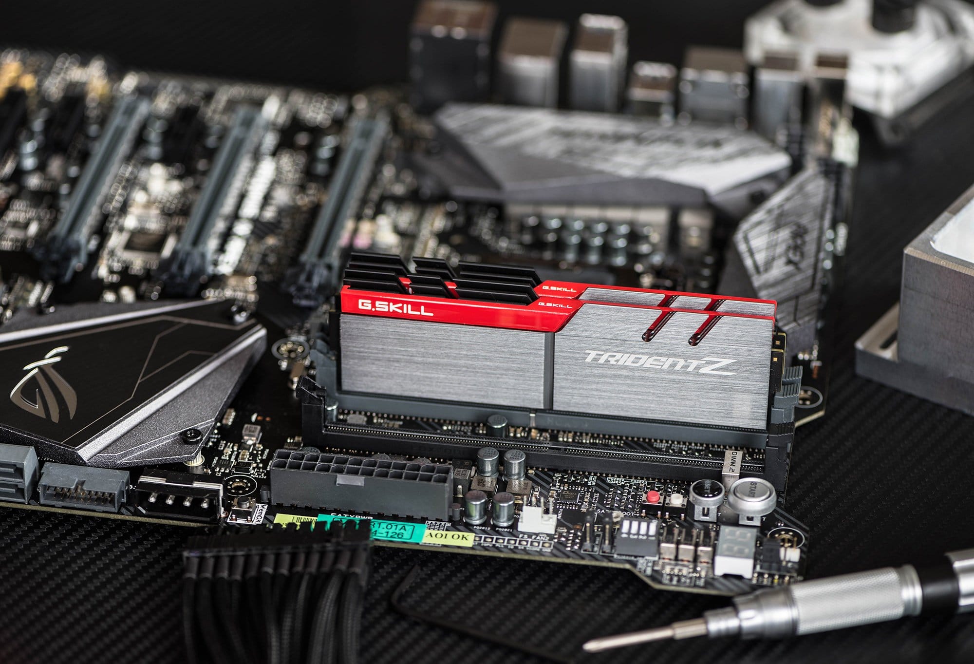 Image à la une de CES : un slot de RAM DDR3 dédié aux SSD M.2 sur cette carte mère Z270 Asus