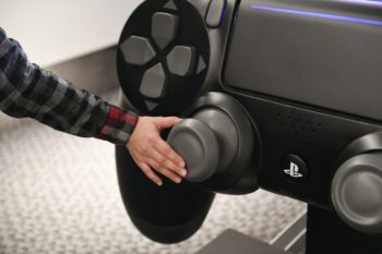 Image 4 : Vidéo : Sony fabrique une manette PS4 géante très difficile à manier