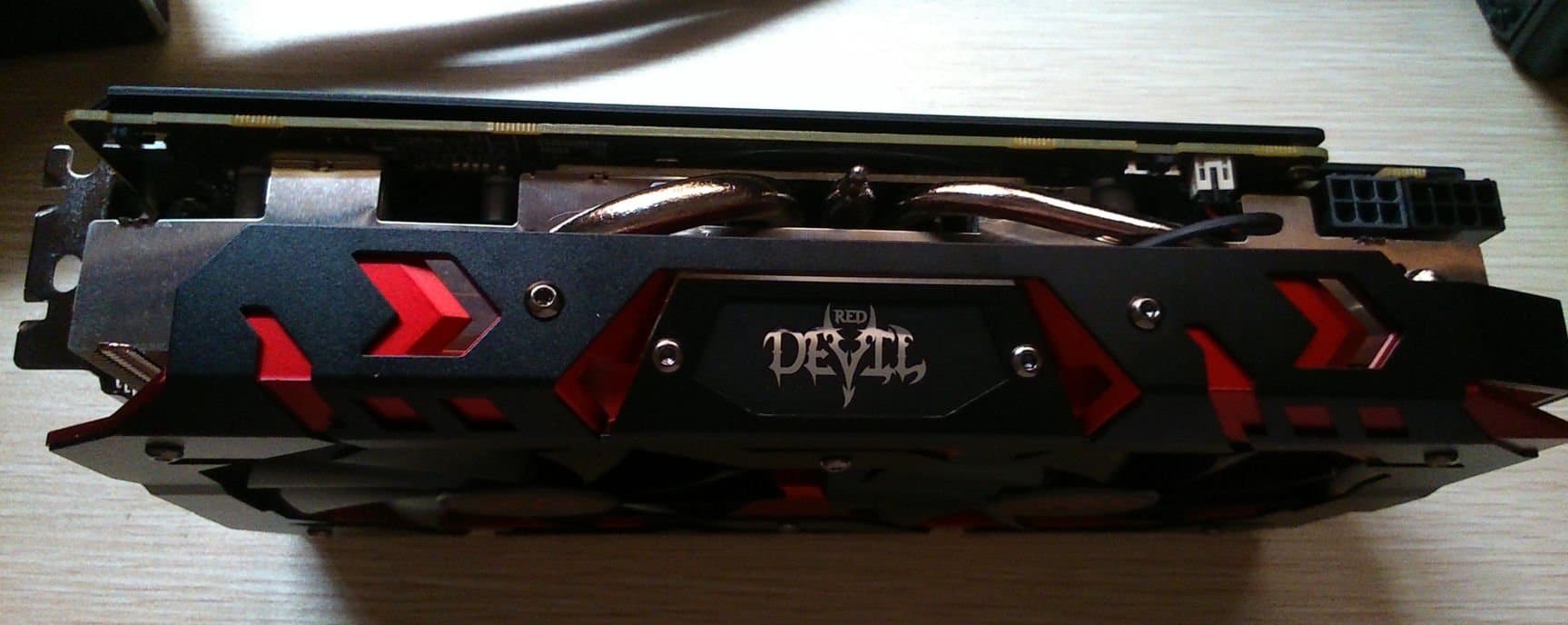 Image 7 : RX 500 Red Devil : premières photos, connecteurs 8 + 6 broches