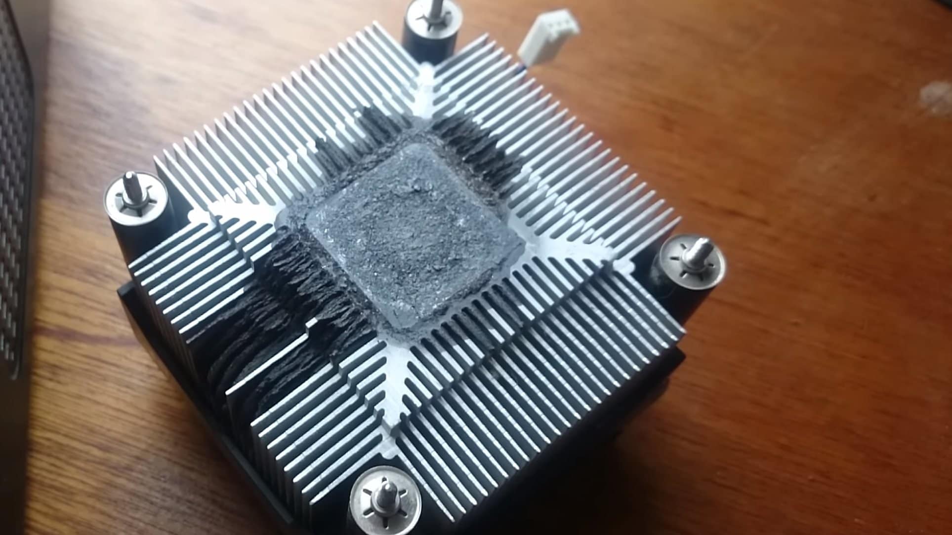 Image à la une de Vidéo : sa pâte thermique métal liquide ronge son dissipateur en aluminium