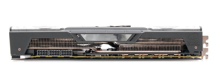 Image 3 : Radeon RX Vega 64 NITRO : trois connecteurs à 8 broches et un très gros dissipateur