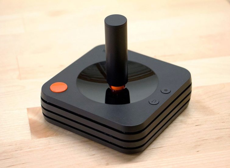 Image 1 : Premier aperçu du joystick réussi de l'Ataribox avant sa commercialisation