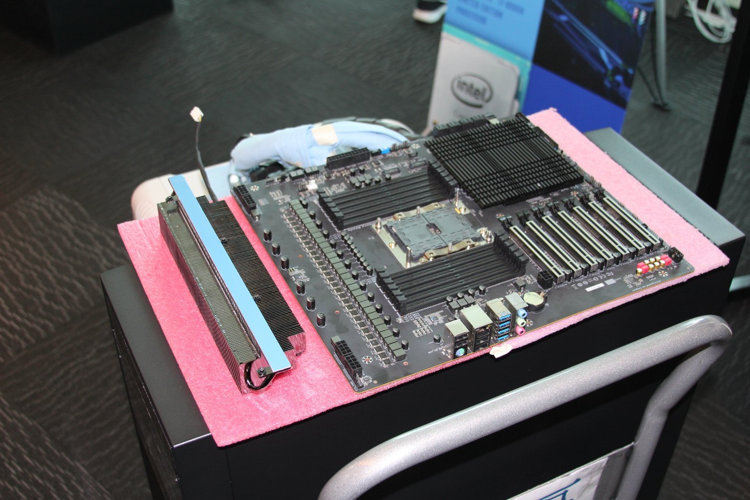 Image 5 : Intel : voici le dissipateur monstre qui tenait le CPU 28 coeurs à 5 GHz
