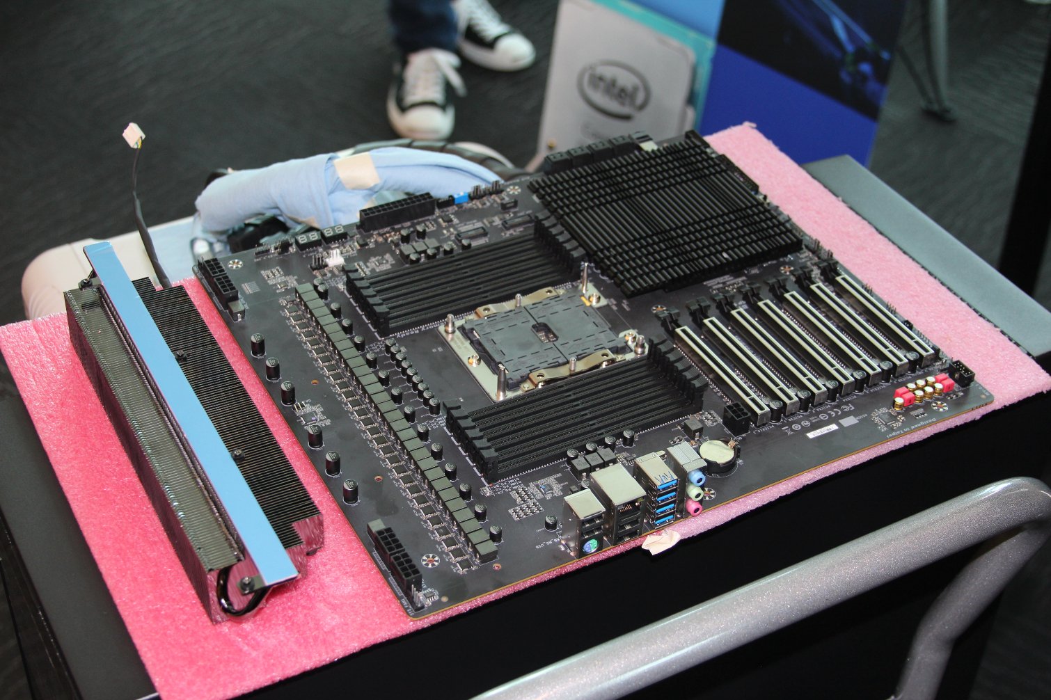 Image 6 : Intel : voici le dissipateur monstre qui tenait le CPU 28 coeurs à 5 GHz