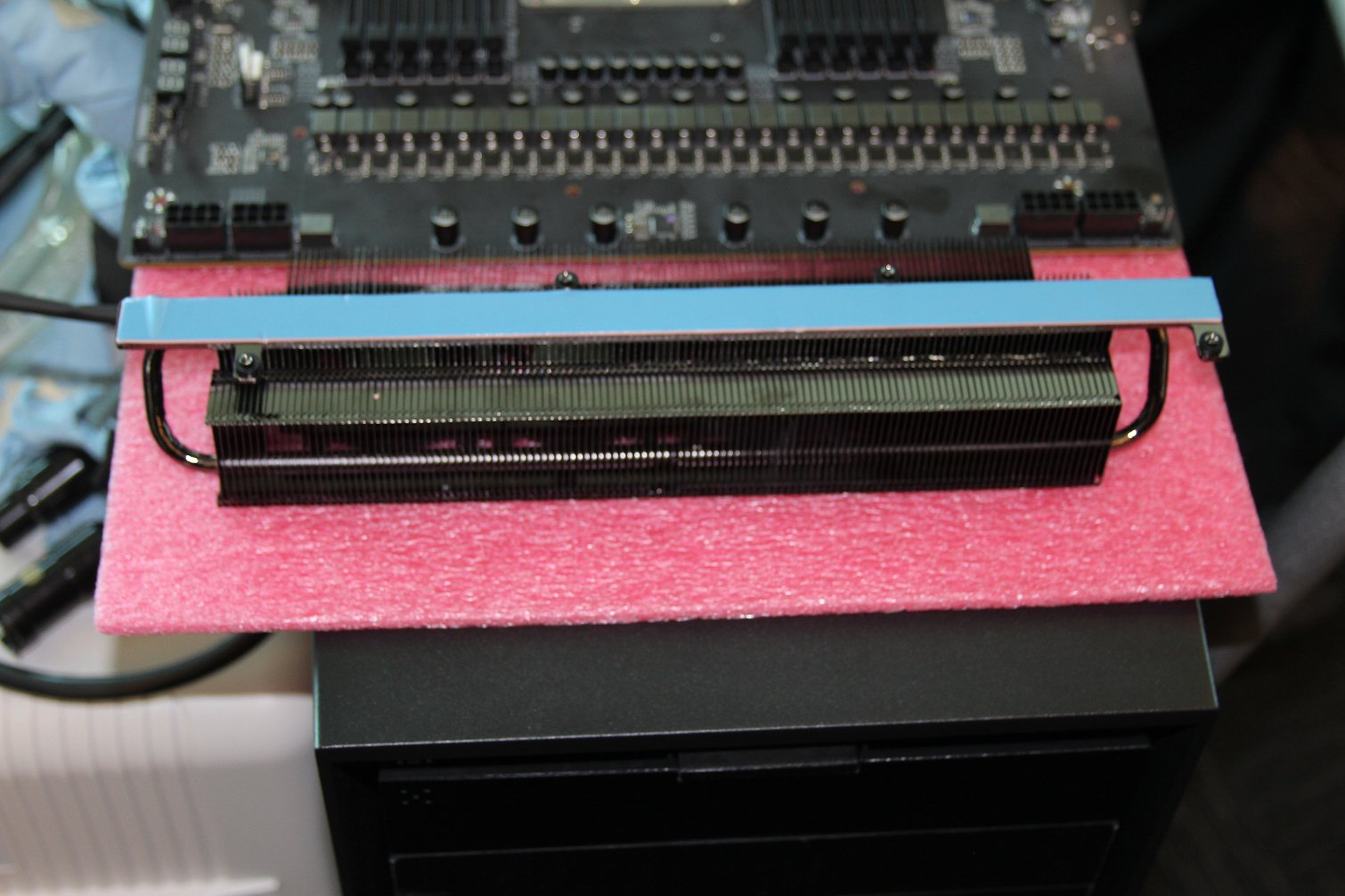 Image 9 : Intel : voici le dissipateur monstre qui tenait le CPU 28 coeurs à 5 GHz