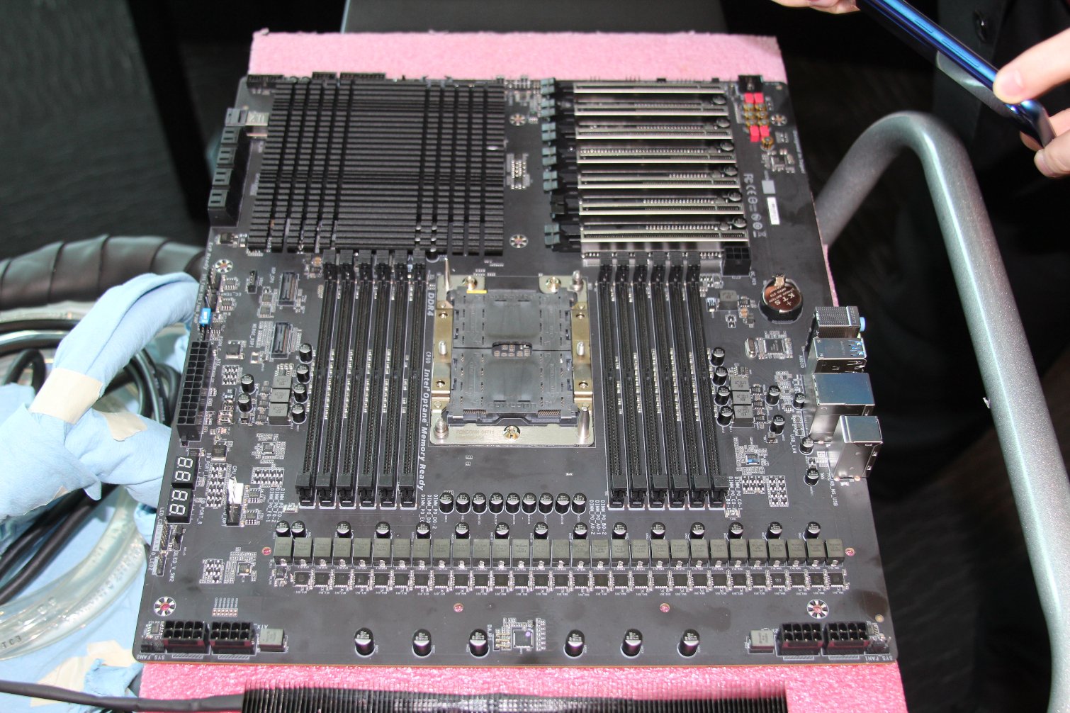 Image 8 : Intel : voici le dissipateur monstre qui tenait le CPU 28 coeurs à 5 GHz