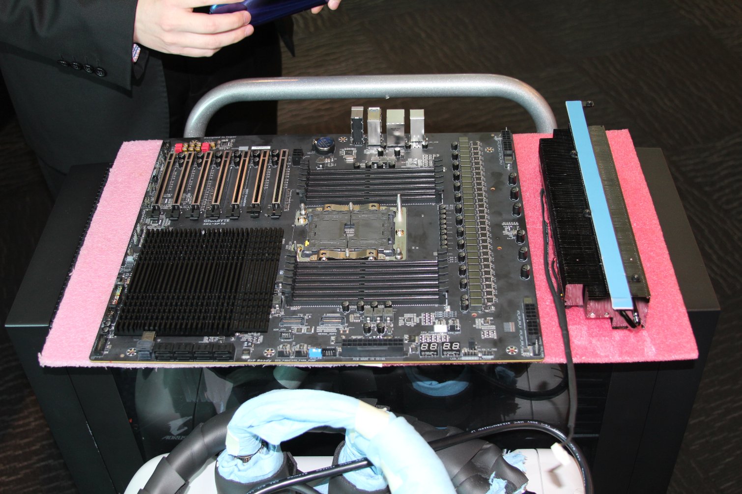 Image 7 : Intel : voici le dissipateur monstre qui tenait le CPU 28 coeurs à 5 GHz