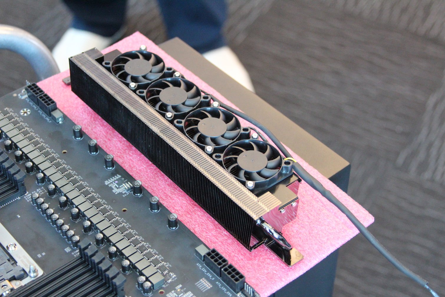 Image 13 : Intel : voici le dissipateur monstre qui tenait le CPU 28 coeurs à 5 GHz
