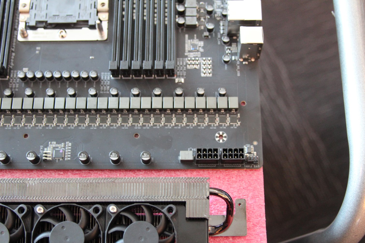 Image 10 : Intel : voici le dissipateur monstre qui tenait le CPU 28 coeurs à 5 GHz