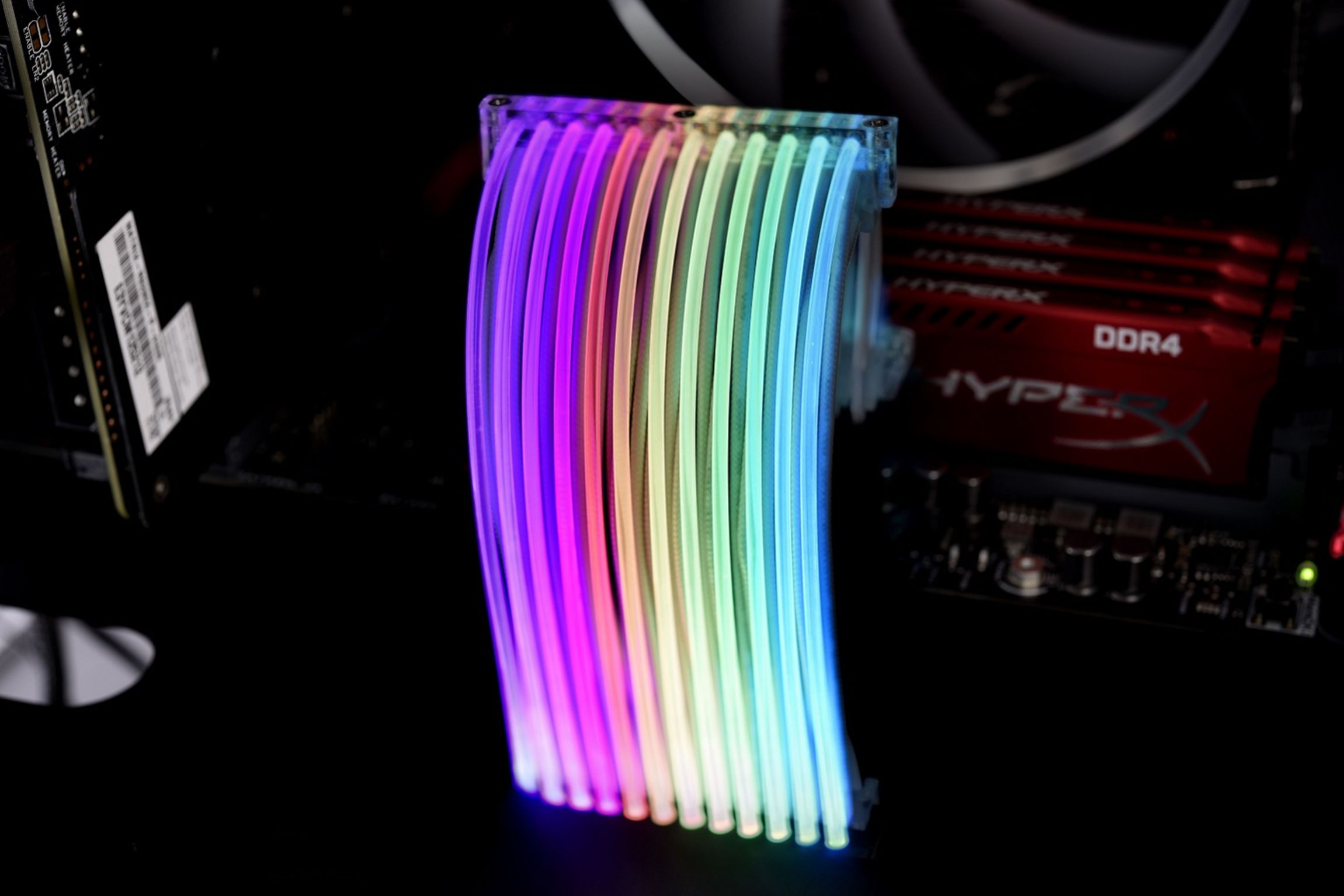 Image à la une de Lian Li Strimer : le premier câble d’alimentation 24 broches tout RGB