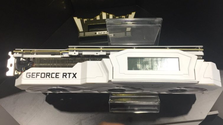 Image 1 : GeForce RTX KFA2 Hall of Fame : un monstre avec écran intégré