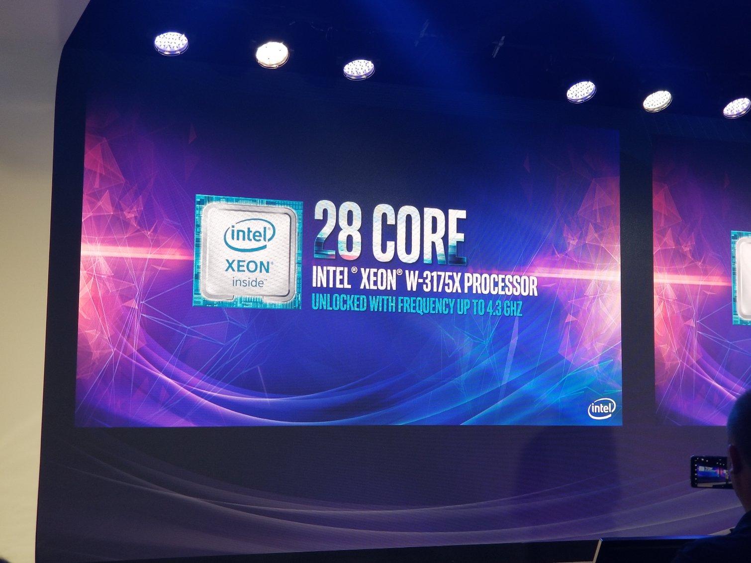 Image à la une de Intel Xeon W 3175X : CPU 28 coeurs monstre, jusqu’à 512 Go de RAM