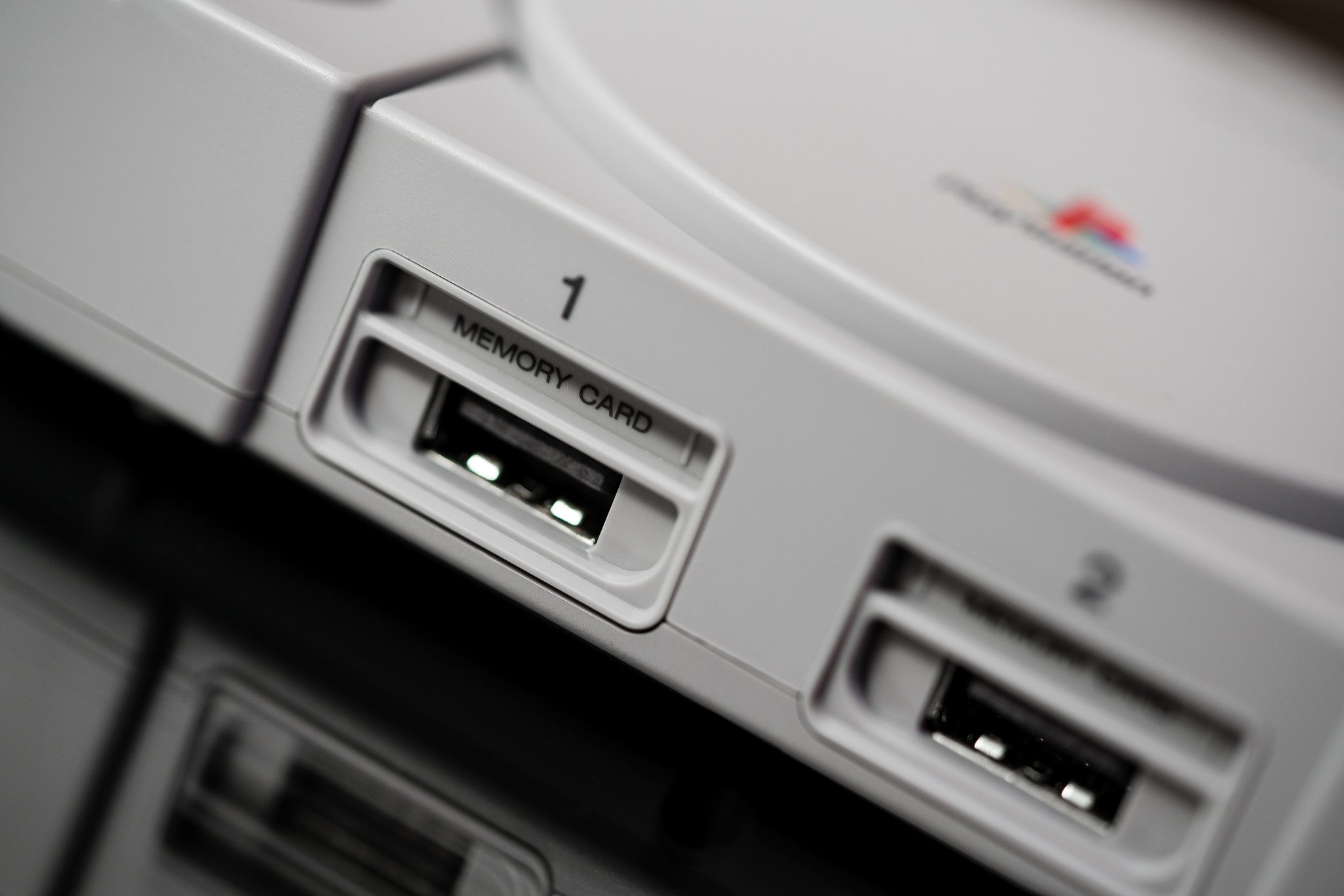 Image 3 : La Playstation Classic en détail : aussi large que son gamepad