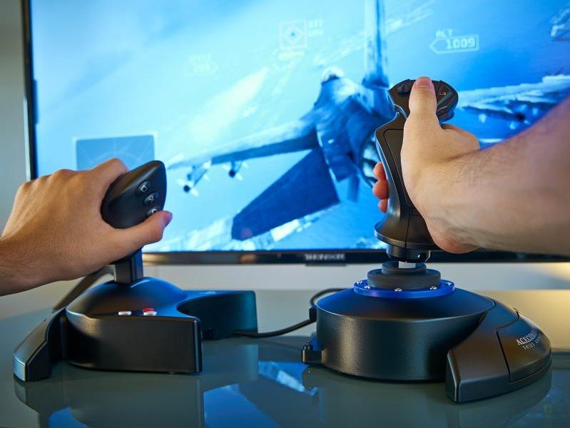 Image à la une de Thrustmaster T.Flight Hotas 4 : joystick officiel de Ace Combat 7