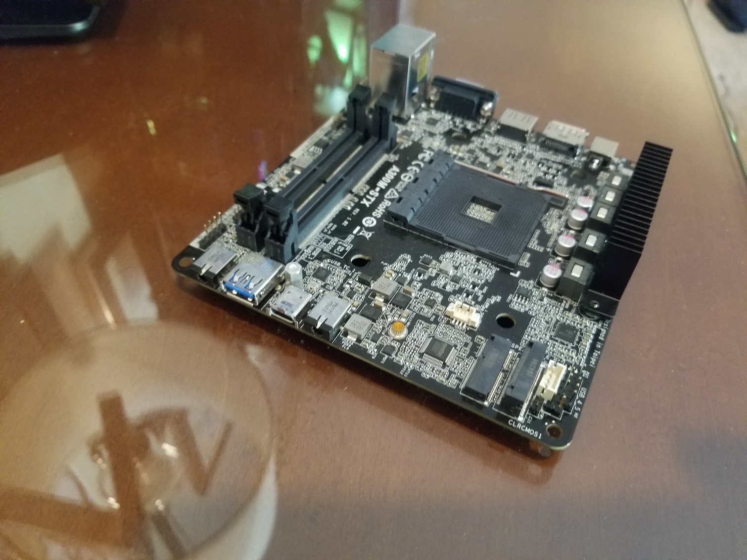 ASRock présente la plus petite carte mère AM4 au monde