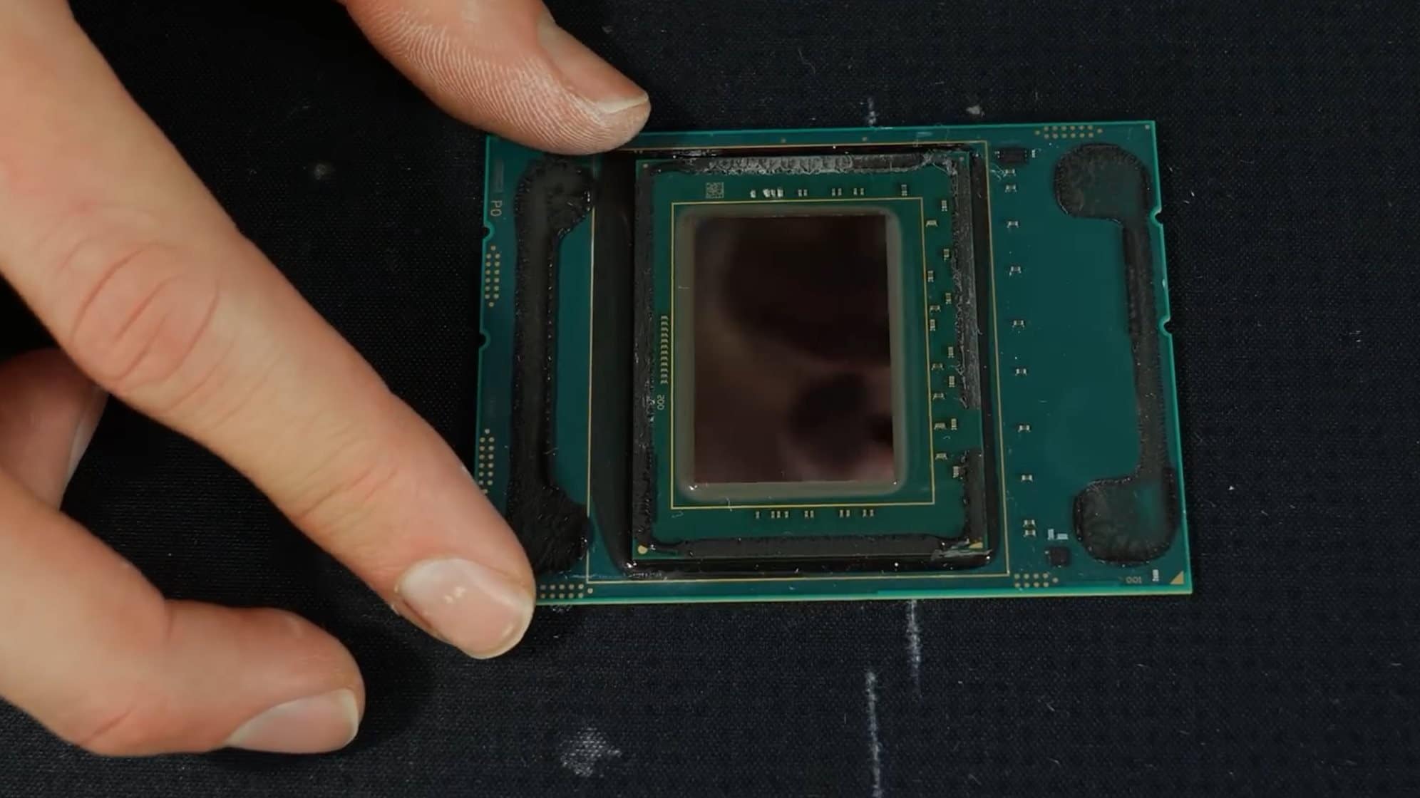 Image 2 : L'énorme Xeon W-3175X décapsulé : 9°C gagnés avec une pâte thermique métal