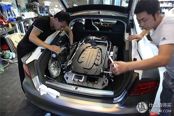 Image 2 : Il trafique son Audi S7 Sportback pour y installer son PC !