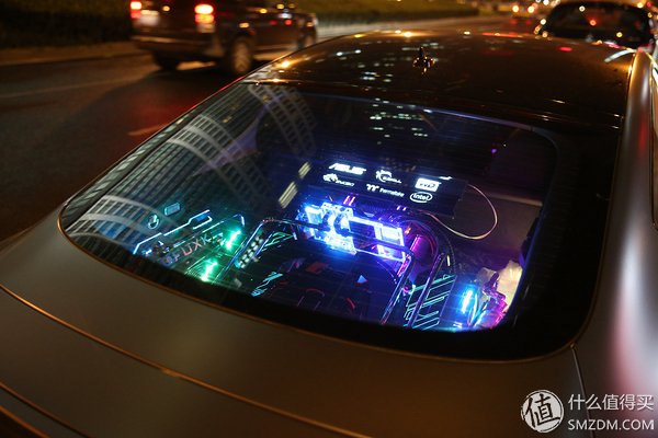 Image 5 : Il trafique son Audi S7 Sportback pour y installer son PC !
